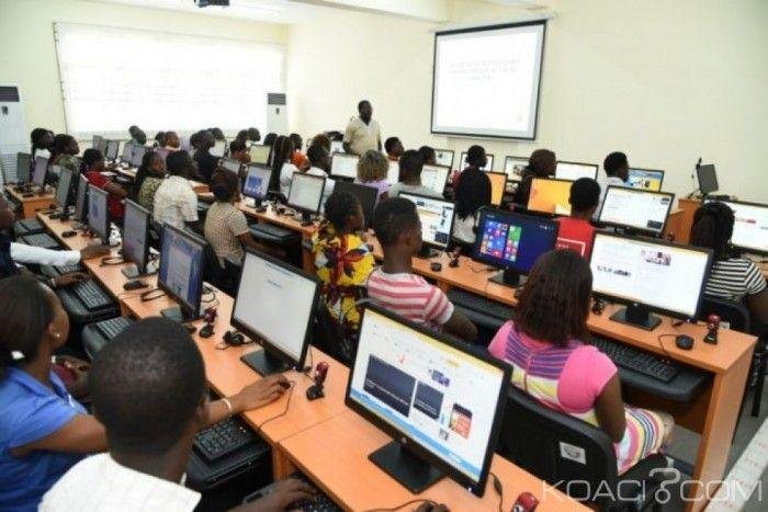 Salle de formation informatique avec des apprenants devant leurs ordinateurs